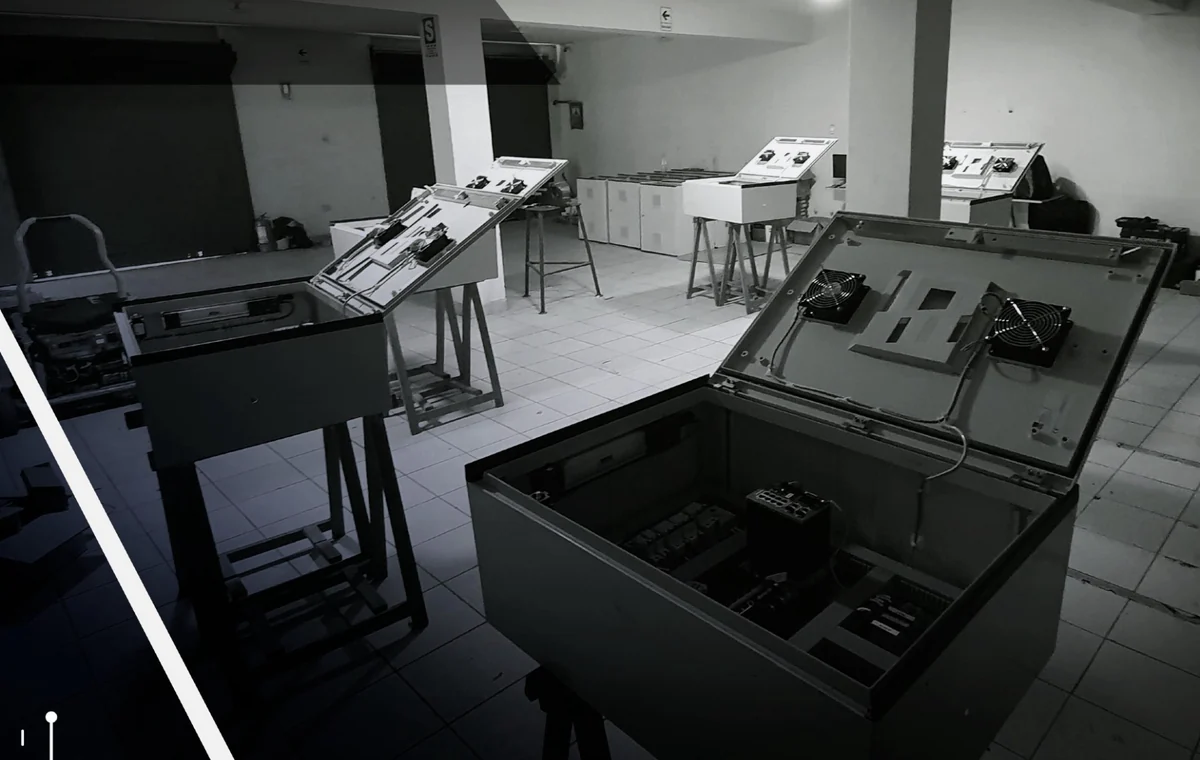 Taller de integración de tableros eléctricos de A&B